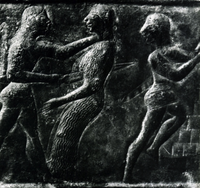 Рис.2. Орест, що вбиває Клітемнестру. Зліва — Електра. Близько 570 г. до н. е. Олімпія. Музей