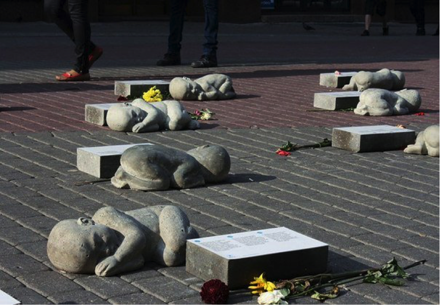 фото пам'ятник «Абортованим дітям» в Латвії